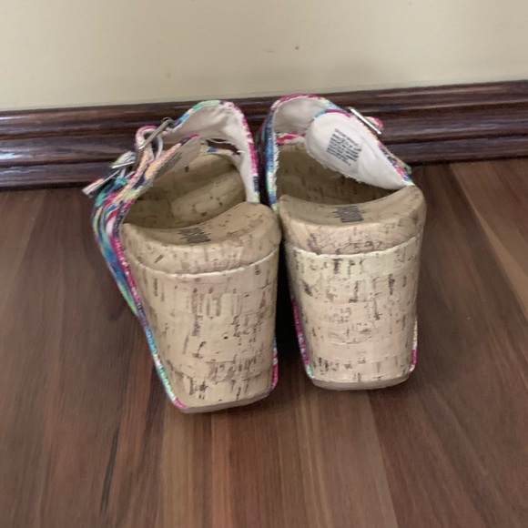 ⛄️CLEARANCE⛄️ 🌟HOST PICK🌟 Unlisted floral wedge sandals - Picture 4 of 7